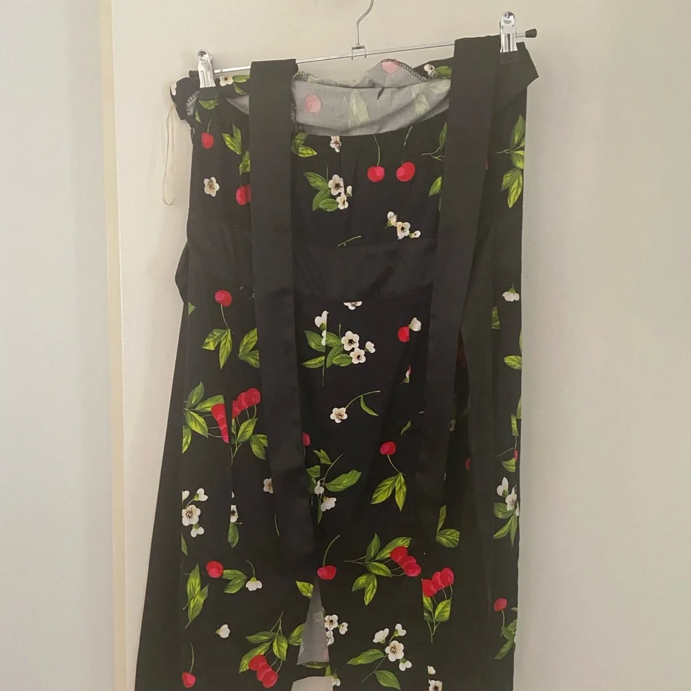 Halter neck dress - Picture 2 of 4